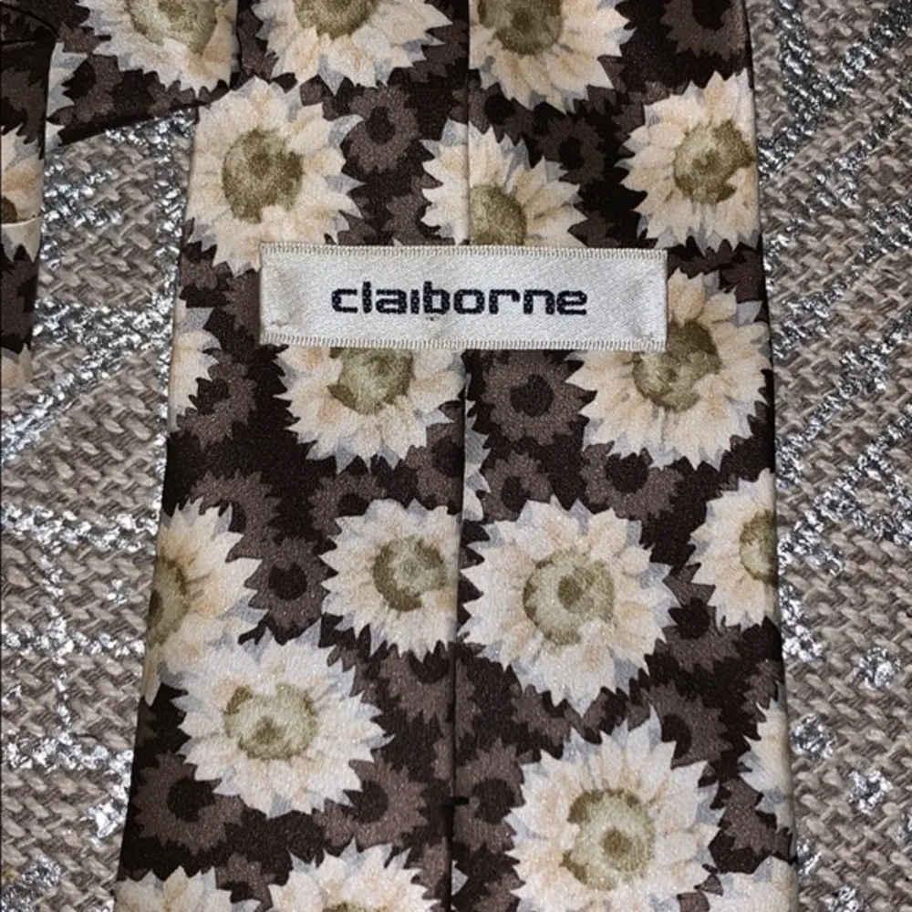 TIE Claiborne “Flowers”  Tie Pre Owned
